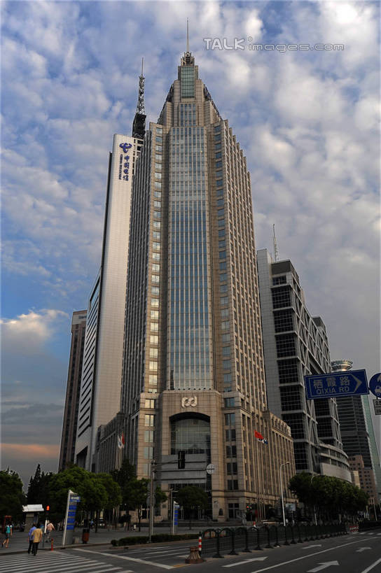 无人,高楼大厦,竖图,室外,白天,仰视,度假,美景,植物,城市风光,标志建筑,城市,大厦,道路,地标,建筑,路,摩天大楼,公路,上海,中国,亚洲,阴影,光线,影子,景观,云,云朵,交通,云彩,娱乐,建设,浦东,树,树木,蓝色,绿色,白云,蓝天,天空,阳光,自然,天,享受,休闲,景色,放松,生长,晴朗,成长,申,陆家嘴,浦东新区,东亚,上海市,中华人民共和国,沪,华东地区,晴空,马路,彩图,低角度拍摄,大楼,高层建筑,高楼,摩天楼,浦东发展银行大厦,shzxz1