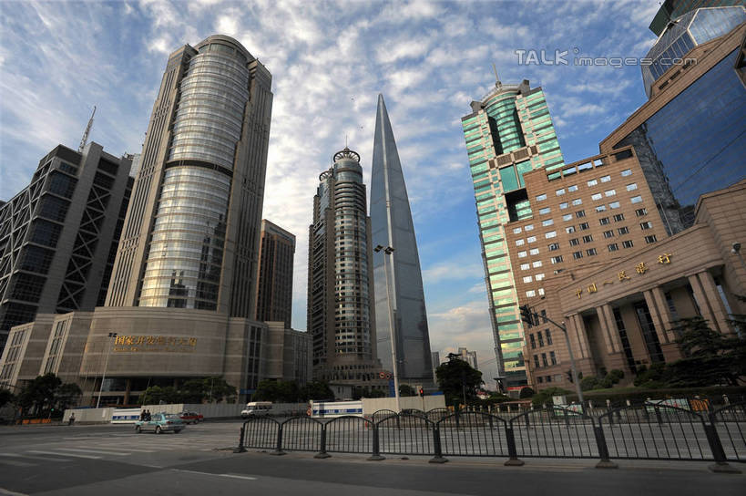 无人,高楼大厦,栏杆,横图,室外,白天,仰视,度假,美景,植物,城市风光,标志建筑,城市,大厦,道路,地标,建筑,路,摩天大楼,公路,上海,中国,亚洲,阴影,光线,影子,景观,云,云朵,围栏,交通,云彩,娱乐,建设,浦东,护栏,树,树木,蓝色,绿色,白云,蓝天,天空,阳光,自然,天,享受,休闲,景色,放松,生长,晴朗,成长,申,中国人民银行,国家开发银行大厦,金融中心,陆家嘴,陆家嘴金融贸易区,浦东新区,东亚,上海市,中华人民共和国,沪,华东地区,晴空,马路,彩图,低角度拍摄,大楼,高层建筑,高楼,摩天楼,浦东发展银行大厦,中国人民银行上海总部,shzxz1