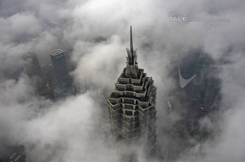 无人,高楼大厦,横图,俯视,航拍,室外,白天,度假,美景,雾,城市风光,标志建筑,城市,大厦,地标,建筑,摩天大楼,上海,中国,亚洲,朦胧,模糊,景观,云,云朵,云彩,娱乐,建设,金茂大厦,浦东,白云,享受,休闲,景色,放松,申,迷雾,鸟瞰,金融中心,陆家嘴,陆家嘴金融贸易区,浦东新区,东亚,上海市,中华人民共和国,沪,华东地区,金茂大楼,大雾,彩图,高角度拍摄,大楼,高层建筑,高楼,摩天楼,shzxz1