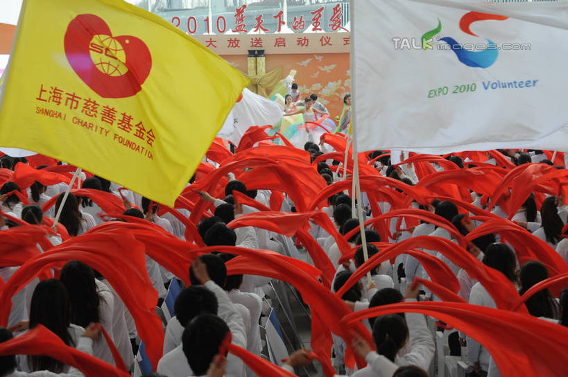 东方人,站,举,横图,室外,白天,正面,旗帜,上海,中国,亚洲,握,英文,标志,丝绸,丝带,文字,字符,字母,缎带,许多人,拿,拿着,黄种人,标识,旗子,绸带,托,站着,一群人,上海世博馆,世博馆,上海世博会,世博,世博会,握着,展览,英文字母,申,东亚,世博园,世界博览会,上海市,中华人民共和国,沪,华东地区,旌旗,旗号,展览会,男人,男性,年轻男性,年轻女性,女人,女性,亚洲人,举起,举手,举着,向上举,向上伸,向上托,站立,半身,彩图,万国博览会,博览会,shzxz1