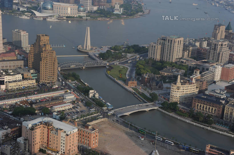 无人,公园,家,高楼大厦,横图,俯视,航拍,室外,白天,度假,河流,美景,水,植物,城市风光,标志建筑,城市,大桥,大厦,道路,地标,建筑,路,摩天大楼,桥梁,公路,上海,中国,亚洲,阴影,光线,影子,房屋,屋子,河水,景观,水流,公寓,斜拉桥,桥,交通,娱乐,建设,虹口区,黄浦江,洋房,楼房,住宅,树,树木,绿色,倒影,阳光,自然,外滩,享受,休闲,景色,放松,生长,成长,申,倒映,鸟瞰,黄浦区,浦西,苏州河,外白渡桥,乍浦路桥,东亚,人民英雄纪念塔,光陆大戏院,乍浦路,上海市,中华人民共和国,沪,华东地区,反照,斜张桥,黄浦公园,马路,彩图,高角度拍摄,房子,大楼,高层建筑,高楼,摩天楼,花园桥,威尔斯桥,纪念塔,上海市人民英雄纪念塔,博物院路,春申江,虎丘路,shzxz1