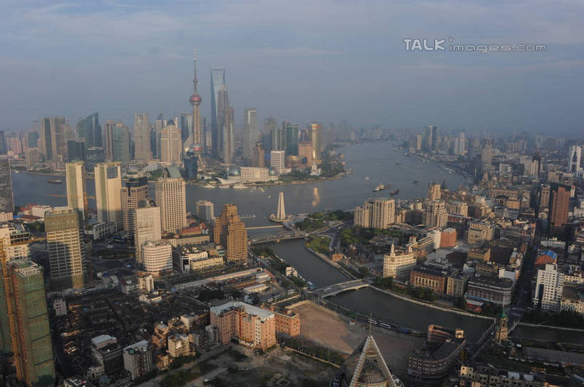 无人,公园,家,高楼大厦,横图,俯视,航拍,室外,白天,度假,河流,美景,水,植物,城市风光,标志建筑,城市,大桥,大厦,道路,地标,建筑,路,摩天大楼,桥梁,公路,上海,中国,亚洲,阴影,光线,影子,房屋,屋子,河水,景观,水流,公寓,斜拉桥,桥,交通,娱乐,建设,虹口区,黄浦江,洋房,楼房,住宅,树,树木,绿色,倒影,阳光,自然,外滩,享受,休闲,景色,放松,生长,成长,申,倒映,鸟瞰,黄浦区,浦西,苏州河,外白渡桥,乍浦路桥,东亚,人民英雄纪念塔,光陆大戏院,乍浦路,上海市,中华人民共和国,沪,华东地区,反照,斜张桥,黄浦公园,马路,彩图,高角度拍摄,房子,大楼,高层建筑,高楼,摩天楼,花园桥,威尔斯桥,纪念塔,上海市人民英雄纪念塔,博物院路,春申江,虎丘路,shzxz1