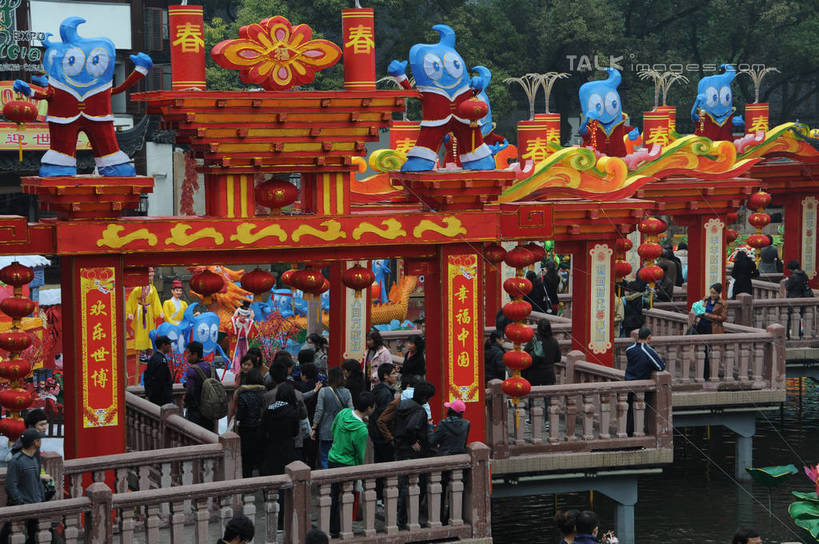 东方人,栏杆,站,走,横图,室外,白天,正面,旅游,度假,湖,湖泊,名胜古迹,水,植物,标志建筑,地标,建筑,上海,中国,亚洲,行人,游客,游人,服装,遗迹,艺术,装饰,吉祥物,湖面,水流,水面,围栏,许多人,休闲装,黄种人,古迹,文物,娱乐,建设,古建筑,护栏,路人,旅客,装饰品,树,树木,衣服,绿色,自然,装饰物,九曲桥,豫园,湖水,站着,一群人,享受,休闲,休闲服,世博会,海宝,旅游胜地,放松,服饰,生长,成长,希望,展览,华丽,修饰,点缀,申,愿望,象征,饰物,代表,黄浦区,古文明,东亚,世界博览会,上海市,中华人民共和国,沪,华东地区,衬托,美观,雅致,雅观,过客,上海九曲桥,展览会,男人,男性,年轻男性,年轻女性,女人,女性,亚洲人,步行,散步,站立,走路,半身,彩图,万国博览会,博览会,shzxz1