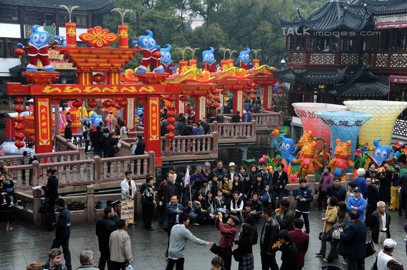 东方人,栏杆,站,走,横图,室外,白天,正面,旅游,度假,湖,湖泊,名胜古迹,水,植物,标志建筑,地标,建筑,上海,中国,亚洲,行人,游客,游人,服装,遗迹,艺术,装饰,吉祥物,湖面,水流,水面,围栏,许多人,休闲装,黄种人,古迹,文物,娱乐,建设,古建筑,护栏,路人,旅客,装饰品,树,树木,衣服,绿色,自然,装饰物,九曲桥,豫园,湖水,站着,一群人,享受,休闲,休闲服,世博会,海宝,旅游胜地,放松,服饰,生长,成长,希望,展览,华丽,修饰,点缀,申,愿望,象征,饰物,代表,黄浦区,古文明,东亚,世界博览会,上海市,中华人民共和国,沪,华东地区,衬托,美观,雅致,雅观,过客,上海九曲桥,展览会,男人,男性,年轻男性,年轻女性,女人,女性,亚洲人,步行,散步,站立,走路,半身,彩图,万国博览会,博览会,shzxz1