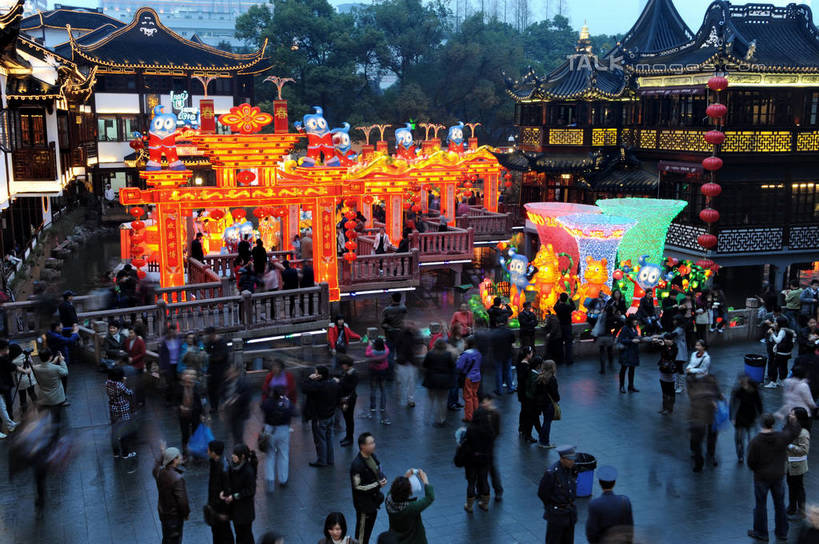 东方人,栏杆,站,走,横图,室外,白天,正面,旅游,度假,湖,湖泊,名胜古迹,水,植物,标志建筑,地标,建筑,照明,上海,中国,亚洲,行人,游客,游人,服装,遗迹,艺术,装饰,灯笼,吉祥物,纸灯笼,湖面,水流,水面,围栏,许多人,休闲装,黄种人,古迹,文物,娱乐,建设,古建筑,护栏,路人,旅客,装饰品,树,树木,衣服,绿色,自然,装饰物,灯具,九曲桥,豫园,湖水,站着,一群人,享受,休闲,休闲服,世博会,海宝,旅游胜地,放松,服饰,生长,成长,希望,展览,华丽,修饰,照亮,点缀,申,愿望,象征,照明设备,饰物,代表,黄浦区,古文明,东亚,世界博览会,上海市,中华人民共和国,沪,华东地区,衬托,美观,雅致,雅观,过客,上海九曲桥,展览会,男人,男性,年轻男性,年轻女性,女人,女性,亚洲人,步行,散步,站立,走路,半身,彩图,万国博览会,博览会,shzxz1