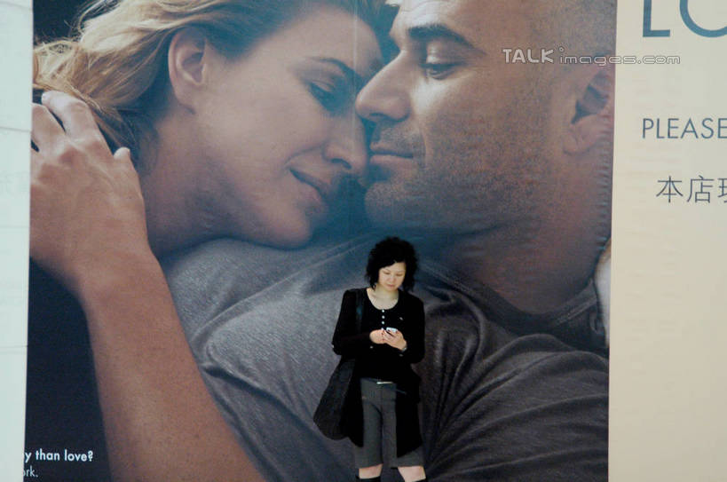 东方人,一个人,站,横图,室外,白天,正面,亚洲,仅一个年轻女性,仅一个女性,仅一个人,服装,信息,英文,标志,文字,字符,字母,墙,休闲装,黄种人,标识,海报,广告,墙壁,墙面,衣服,站着,休闲,休闲服,服饰,英文字母,宣传,年轻女性,女人,女性,亚洲人,站立,半身,彩图,招贴,shzxz1