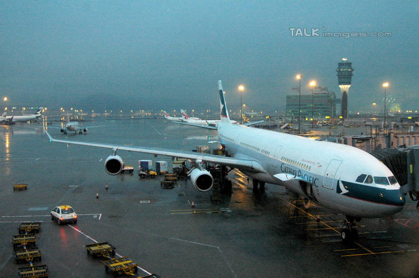 无人,机场,横图,室外,白天,正面,旅游,度假,标志建筑,地标,飞机,飞机场,建筑,路灯,照明,上海,中国,亚洲,停靠,阴影,光线,影子,灯光,交通,娱乐,航空,建设,灯,航站楼,交通工具,享受,休闲,旅游胜地,放松,运输,虹桥机场,照亮,申,客机,照明设备,停泊,载具,候机楼,东亚,长宁区,上海市,中华人民共和国,沪,华东地区,虹桥路,上海虹桥国际机场,旅客航站楼,航空站,空港,彩图,shzxz1