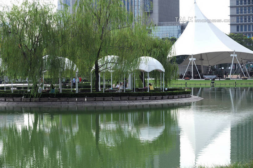 无人,家,横图,室外,白天,正面,旅游,度假,草地,草坪,湖,湖泊,美景,水,植物,城市风光,城市,建筑,柳树,波纹,伞,雨伞,遮阳伞,房屋,屋子,湖面,景观,水流,水面,公寓,涟漪,娱乐,阳伞,建设,洋房,楼房,垂柳,住宅,草,树,树木,绿色,倒影,水纹,自然,波浪,湖水,享受,休闲,景色,放松,生长,成长,倒映,太阳伞,水晕,倒挂柳,反照,垂枝柳,彩图,房子,shzxz1