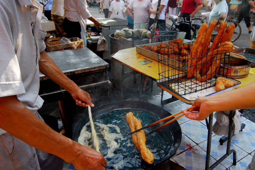 点心,面食,东方人,手,店员,站,横图,俯视,室外,白天,烹饪,早餐,筷子,餐具,厨具,金属制品,亚洲,服装,化学,金属,锅子,油炸,料理,食品,许多人,休闲装,黄种人,文化,传统,锅,美食,顾客,刺激,食物,衣服,站着,一群人,营业员,休闲,手部,休闲服,中式,早点,服饰,麻花,锅具,油条,礼节,腐蚀,气体,礼仪,烹饪用具,销售人员,主顾,无色,男人,男性,年轻男性,年轻女性,女人,女性,中年男性,中年女性,亚洲人,售货员,进餐用具,烹调用具,烹调,站立,半身,彩图,高角度拍摄,早饭,油果子,油馍,油炸果,油炸桧,氨,氨气,shzxz1