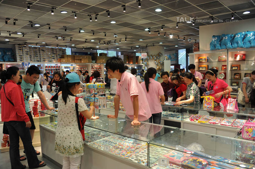 东方人,店员,商店,站,横图,室内,白天,正面,购物,消费,超市,商场,帽子,照明,亚洲,阴影,服装,艺术,光线,吉祥物,影子,灯光,许多人,注视,休闲装,黄种人,运动帽,顶灯,顾客,灯,衣服,柜台,灯具,观察,看,站着,一群人,营业员,休闲,休闲服,展示,海宝,鸭舌帽,金融,百货,服饰,观看,希望,出售,照亮,愿望,察看,挑选,象征,照明设备,关注,选择,代表,选购,贸易,百货公司,血拼,展示柜,销售人员,主顾,男人,男性,年轻男性,年轻女性,女人,女性,亚洲人,售货员,站立,半身,彩图,购物商场,购物中心,商业中心,shzxz1