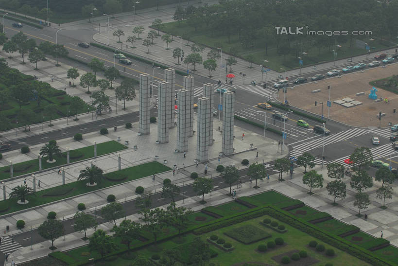 无人,横图,俯视,航拍,室外,白天,度假,草地,草坪,美景,植物,城市风光,城市,道路,路,公路,汽车,雕塑,上海,中国,亚洲,艺术,装饰,雕刻,雕像,吉祥物,景观,分界线,停车线,交通,娱乐,车,草,树,树木,绿色,自然,工艺品,交通工具,轿车,享受,休闲,海宝,景色,放松,生长,成长,纪念,希望,车行道,车行道分界线,美术,申,愿望,象征,鸟瞰,载具,主题,标线,陈列,代表,东亚,车行线,上海市,中华人民共和国,沪,华东地区,功能,美学,马路,彩图,高角度拍摄,shzxz1