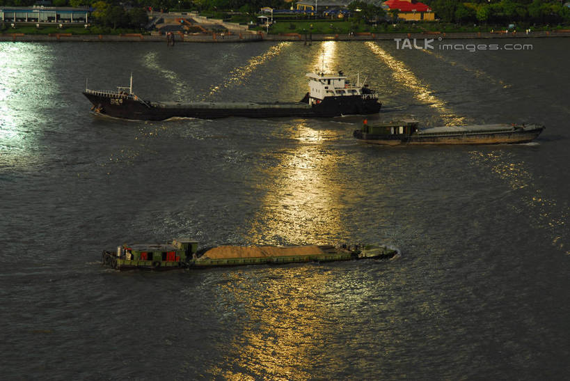 无人,横图,俯视,室外,白天,度假,河流,美景,水,植物,城市风光,城市,船,上海,中国,亚洲,阴影,波纹,光线,影子,河水,景观,水流,涟漪,娱乐,黄浦江,游轮,游船,树,树木,绿色,倒影,水纹,阳光,自然,交通工具,邮轮,波浪,享受,休闲,景色,放松,生长,成长,申,倒映,载具,东亚,上海市,中华人民共和国,沪,华东地区,水晕,旅游船,反照,彩图,高角度拍摄,春申江,shzxz1