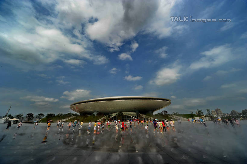 东方人,儿童,站,跑,横图,室外,白天,正面,锻炼,度假,纯洁,运动,美景,植物,城市风光,标志建筑,城市,地标,建筑,上海,中国,亚洲,行人,游客,游人,阴影,服装,光线,影子,景观,云,云朵,许多人,云彩,休闲装,黄种人,娱乐,建设,路人,旅客,树,树木,小孩,衣服,蓝色,绿色,白云,蓝天,天空,阳光,自然,天,站着,一群人,享受,休闲,休闲服,世博文化中心,上海世博馆,世博馆,上海世博会,世博,世博会,景色,放松,可爱,童年,童趣,服饰,生长,晴朗,成长,申,童真,东亚,烂漫,无邪,世博园,上海市,中华人民共和国,沪,华东地区,过客,体育,天真,男孩,男人,男性,年轻男性,年轻女性,女孩,女人,女性,中年男性,中年女性,亚洲人,晴空,跑步,站立,彩图,全身,健身,梅赛德斯.奔驰文化中心,梅赛德斯奔驰文化中心,男生,女生,上海梅赛德斯.奔驰文化中心,shzxz1