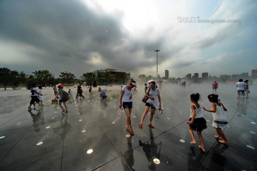 东方人,儿童,站,跑,横图,室外,白天,正面,锻炼,度假,纯洁,运动,美景,植物,城市风光,标志建筑,城市,地标,建筑,上海,中国,亚洲,行人,游客,游人,阴影,服装,光线,影子,景观,云,云朵,许多人,云彩,休闲装,黄种人,娱乐,建设,路人,旅客,树,树木,小孩,衣服,蓝色,绿色,白云,蓝天,天空,阳光,自然,天,站着,一群人,享受,休闲,休闲服,世博文化中心,上海世博馆,世博馆,上海世博会,世博,世博会,景色,放松,可爱,童年,童趣,服饰,生长,晴朗,成长,申,童真,东亚,烂漫,无邪,世博园,上海市,中华人民共和国,沪,华东地区,过客,体育,天真,男孩,男人,男性,年轻男性,年轻女性,女孩,女人,女性,中年男性,中年女性,亚洲人,晴空,跑步,站立,彩图,全身,健身,梅赛德斯.奔驰文化中心,梅赛德斯奔驰文化中心,男生,女生,上海梅赛德斯.奔驰文化中心,shzxz1