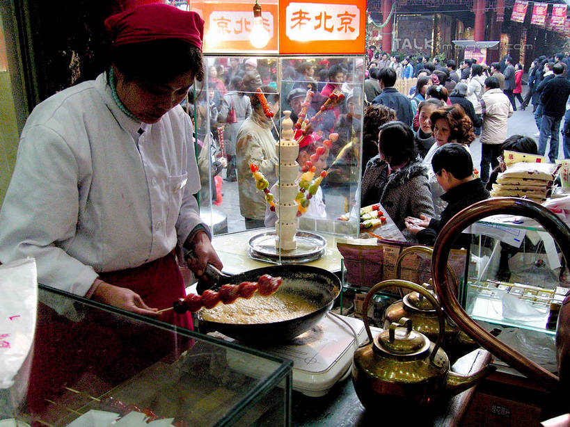 点心,东方人,服务员,商店,站,横图,室内,白天,正面,工作服,制服,购物,烹饪,消费,超市,商场,厨具,金属制品,亚洲,行人,游客,游人,握,金属,锅子,头巾,甜点,许多人,拿,拿着,注视,黄种人,文化,锅,小吃,路人,旅客,山楂,观察,看,站着,一群人,中式,握着,金融,百货,锅具,观看,糖葫芦,察看,关注,选购,贸易,百货公司,烹饪用具,冰糖葫芦,血拼,糖球,工作制服,过客,男人,男性,年轻男性,年轻女性,女人,女性,亚洲人,服务生,侍者,烹调用具,烹调,站立,半身,彩图,工作套服,购物商场,购物中心,商业中心,传统文化,shzxz1