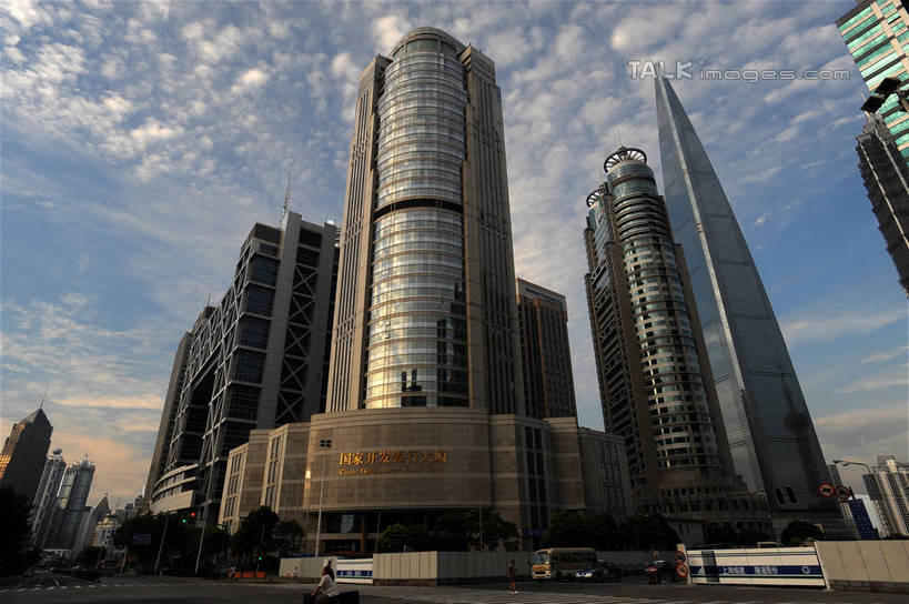 无人,高楼大厦,横图,室外,白天,仰视,度假,美景,植物,城市风光,标志建筑,城市,大厦,道路,地标,建筑,路,摩天大楼,公路,上海,中国,亚洲,阴影,光线,影子,景观,云,云朵,交通,云彩,娱乐,建设,浦东,树,树木,蓝色,绿色,白云,蓝天,天空,阳光,自然,天,享受,休闲,景色,放松,生长,晴朗,成长,申,陆家嘴,浦东新区,东亚,上海市,中华人民共和国,沪,华东地区,晴空,马路,彩图,低角度拍摄,大楼,高层建筑,高楼,摩天楼,浦东发展银行大厦,shzxz1