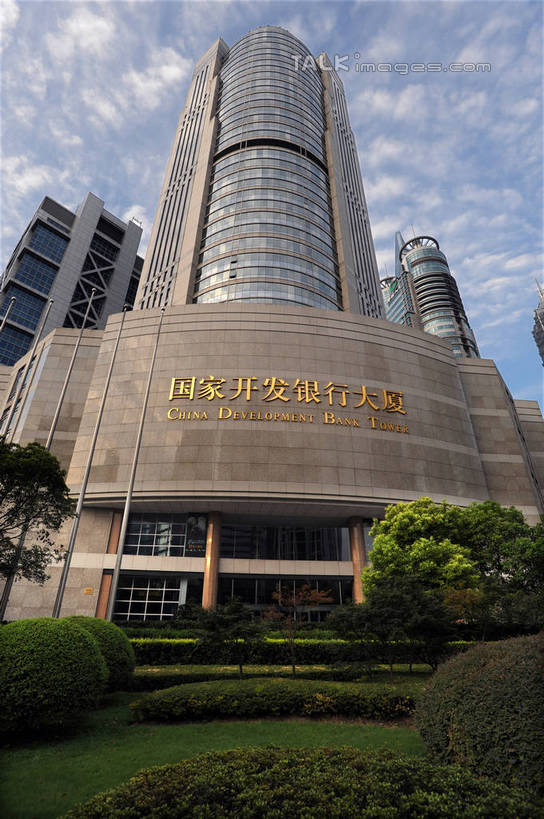 无人,高楼大厦,竖图,室外,白天,仰视,度假,美景,植物,城市风光,标志建筑,城市,大厦,地标,建筑,摩天大楼,上海,中国,亚洲,阴影,光线,标志,文字,影子,字符,墙,景观,云,云朵,云彩,娱乐,标识,建设,浦东,墙壁,墙面,树,树木,蓝色,绿色,白云,蓝天,天空,阳光,自然,天,享受,休闲,汉字,景色,放松,生长,晴朗,成长,申,中文,国家开发银行大厦,金融中心,陆家嘴,陆家嘴金融贸易区,浦东新区,东亚,上海市,中华人民共和国,沪,华东地区,国文,华文,晴空,彩图,低角度拍摄,大楼,高层建筑,高楼,摩天楼,浦东发展银行大厦,shzxz1