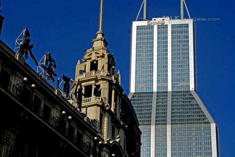 无人,家,高楼大厦,横图,室外,白天,仰视,度假,美景,城市风光,标志建筑,城市,大厦,地标,建筑,摩天大楼,上海,中国,亚洲,阴影,光线,标志,文字,影子,字符,房屋,屋子,景观,公寓,娱乐,标识,建设,洋房,楼房,住宅,蓝色,蓝天,天空,阳光,南京路,天,享受,休闲,汉字,景色,放松,南京路步行街,南京东路,晴朗,申,中文,黄浦区,东亚,上海市,万里无云,中华人民共和国,沪,华东地区,国文,华文,晴空,晴空万里,彩图,低角度拍摄,房子,大楼,高层建筑,高楼,摩天楼,上海世茂国际广场,世贸国际广场,shzxz1