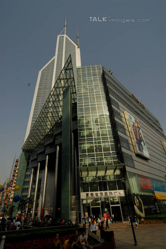 无人,高楼大厦,竖图,室外,白天,仰视,度假,美景,城市风光,标志建筑,城市,大厦,道路,地标,建筑,路,摩天大楼,公路,上海,中国,亚洲,阴影,光线,影子,墙,景观,交通,娱乐,建设,墙壁,墙面,蓝色,蓝天,天空,阳光,南京路,天,享受,休闲,景色,放松,南京路步行街,南京东路,晴朗,申,黄浦区,东亚,上海市,万里无云,中华人民共和国,沪,华东地区,晴空,晴空万里,马路,彩图,低角度拍摄,大楼,高层建筑,高楼,摩天楼,上海世茂国际广场,世贸国际广场,shzxz1