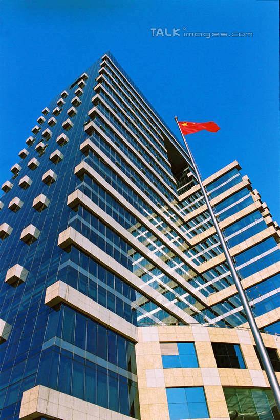 无人,高楼大厦,竖图,室外,白天,仰视,度假,美景,城市风光,标志建筑,城市,大厦,地标,建筑,摩天大楼,旗帜,国旗,上海,中国,亚洲,一面,阴影,飘扬,光线,影子,景观,娱乐,建设,五星红旗,蓝色,蓝天,天空,阳光,天,享受,休闲,景色,放松,晴朗,飘逸,申,飞扬,中国国旗,东亚,徐汇区,上海市,万里无云,中华人民共和国,沪,华东地区,旗,晴空,晴空万里,彩图,低角度拍摄,大楼,高层建筑,高楼,摩天楼,红地五星旗,中华人民共和国国旗,上海市财税大厦,肇嘉浜路,shzxz1