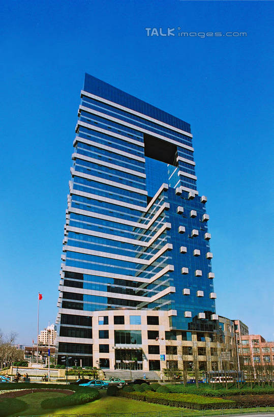 无人,高楼大厦,竖图,室外,白天,仰视,度假,草地,草坪,美景,植物,城市风光,标志建筑,城市,大厦,地标,建筑,摩天大楼,上海,中国,亚洲,阴影,光线,影子,景观,娱乐,建设,草,树,树木,蓝色,绿色,蓝天,天空,阳光,自然,天,享受,休闲,景色,放松,生长,晴朗,成长,申,东亚,徐汇区,上海市,万里无云,中华人民共和国,沪,华东地区,晴空,晴空万里,彩图,低角度拍摄,大楼,高层建筑,高楼,摩天楼,上海市财税大厦,肇嘉浜路,shzxz1