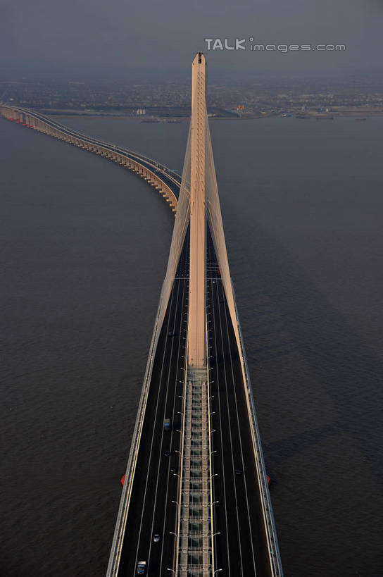 无人,竖图,俯视,航拍,室外,白天,旅游,度假,河流,水,标志建筑,大桥,地标,建筑,桥梁,中国,亚洲,阴影,波纹,光线,影子,河水,水流,斜拉桥,桥,涟漪,娱乐,建设,蓝色,倒影,蓝天,水纹,天空,阳光,波浪,天,享受,休闲,旅游胜地,放松,晴朗,倒映,鸟瞰,长江大桥,长江,东亚,万里无云,中华人民共和国,水晕,反照,斜张桥,母亲河,晴空,晴空万里,彩图,高角度拍摄,shzxz1