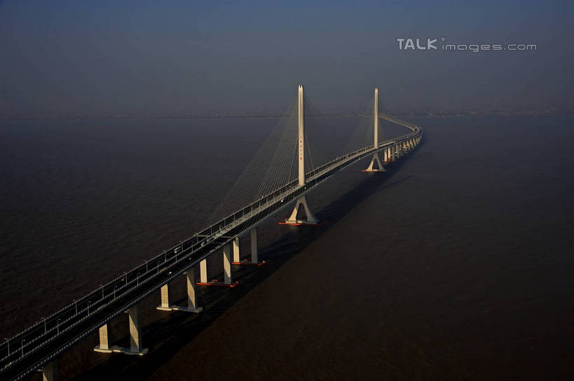 无人,横图,俯视,航拍,室外,白天,旅游,度假,河流,水,标志建筑,大桥,地标,建筑,桥梁,上海,中国,亚洲,阴影,波纹,光线,影子,河水,水流,斜拉桥,桥,涟漪,娱乐,建设,蓝色,倒影,蓝天,水纹,天空,阳光,波浪,天,享受,休闲,旅游胜地,放松,晴朗,申,倒映,鸟瞰,长江大桥,崇明岛,上海长江大桥,长江,东亚,上海长江隧桥,上海市,长兴岛,长江隧桥,万里无云,中华人民共和国,沪,华东地区,水晕,崇明县,反照,斜张桥,母亲河,晴空,晴空万里,彩图,高角度拍摄,崇明,上海长江隧道,上海长江隧桥工程,shzxz1