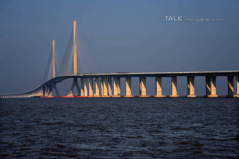 无人,横图,室外,白天,正面,旅游,度假,河流,水,标志建筑,大桥,地标,建筑,桥梁,上海,中国,亚洲,阴影,波纹,光线,影子,河水,水流,斜拉桥,桥,涟漪,娱乐,建设,蓝色,倒影,蓝天,水纹,天空,阳光,波浪,天,享受,休闲,旅游胜地,放松,晴朗,申,倒映,长江大桥,崇明岛,上海长江大桥,长江,东亚,上海长江隧桥,上海市,长兴岛,长江隧桥,万里无云,中华人民共和国,沪,华东地区,水晕,崇明县,反照,斜张桥,母亲河,晴空,晴空万里,彩图,崇明,上海长江隧道,上海长江隧桥工程,shzxz1