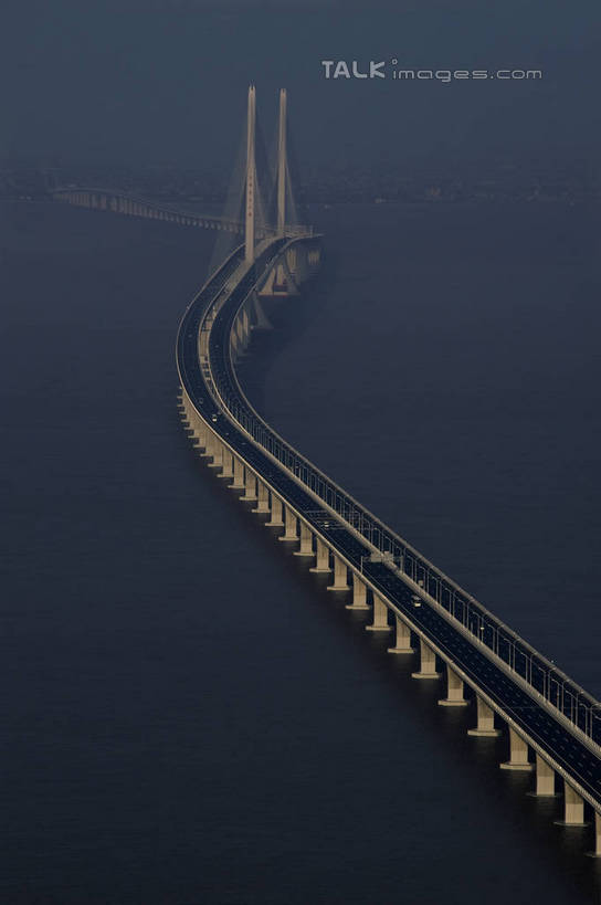 无人,竖图,俯视,航拍,室外,白天,旅游,度假,河流,水,标志建筑,大桥,地标,建筑,桥梁,上海,中国,亚洲,阴影,波纹,光线,影子,河水,水流,斜拉桥,桥,涟漪,娱乐,建设,蓝色,倒影,蓝天,水纹,天空,阳光,波浪,天,享受,休闲,旅游胜地,放松,晴朗,申,倒映,鸟瞰,长江大桥,崇明岛,上海长江大桥,长江,东亚,上海长江隧桥,上海市,长兴岛,长江隧桥,万里无云,中华人民共和国,沪,华东地区,水晕,崇明县,反照,斜张桥,母亲河,晴空,晴空万里,彩图,高角度拍摄,崇明,上海长江隧道,上海长江隧桥工程,shzxz1