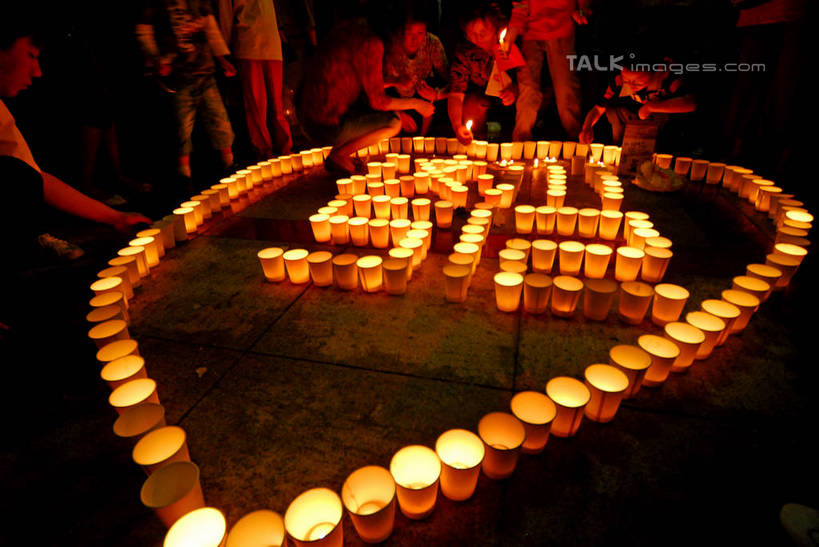 东方人,站,蹲,横图,俯视,室外,夜晚,蜡烛,亚洲,握,阴影,服装,光线,标志,火焰,数字,文字,影子,烛光,字符,许多人,燃烧,拿,拿着,休闲装,黄种人,标识,衣服,点燃,站着,一群人,休闲,休闲服,汉字,握着,阿拉伯数字,服饰,中文,自然现象,悼念,地震,汶川地震,国文,华文,地动,振动,地振动,地震波,男人,男性,年轻男性,年轻女性,女人,女性,亚洲人,蹲着,站立,半身,彩图,高角度拍摄,5.12汶川地震,shzxz1