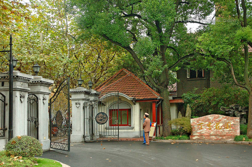 东方人,两个人,警察,警卫,家,站,横图,室外,白天,正面,旅游,度假,美景,植物,门,城市风光,城市,道路,建筑,路,上海,中国,亚洲,服装,房屋,屋子,景观,公寓,小路,交通,黄种人,娱乐,建设,洋房,楼房,住宅,树,树木,衣服,绿色,自然,门框,站着,享受,休闲,景色,放松,服饰,生长,成长,申,衣着,穿着,东亚,徐汇区,丁香花园,上海市,华山路,中华人民共和国,沪,华东地区,衣饰,男人,男性,中年男性,亚洲人,保安,警卫员,看守,卫兵,站立,彩图,全身,房子,shzxz1