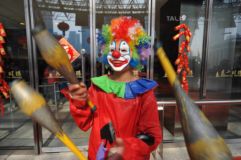 东方人,一个人,高楼大厦,站,笑,微笑,露齿笑,横图,室外,白天,正面,度假,幸福,美景,城市风光,标志建筑,城市,大厦,地标,建筑,摩天大楼,鞭炮,上海,中国,春节,亚洲,仅一个男性,仅一个人,握,服装,节日,庆祝,艺术,景观,拿,拿着,注视,黄种人,文化,娱乐,建设,东方明珠,浦东,仅一个年轻男性,衣服,福字,观察,看,站着,庆典,享受,休闲,景色,放松,握着,服饰,观看,纪念,申,察看,衣着,穿着,关注,中国文化,电视塔,表演服,演出服,杂耍,祝愿,金融中心,陆家嘴,陆家嘴金融贸易区,浦东新区,东亚,东方明珠广播电视塔,东方明珠电视塔,上海市,中华人民共和国,沪,华东地区,福,衣饰,福气,道具服,男人,男性,年轻男性,亚洲人,爆竿,爆仗,爆竹,鞭爆,炮仗,站立,半身,彩图,大楼,高层建筑,高楼,摩天楼,福运,春节贴,福字帖,东方明珠塔,传统文化,shzxz1