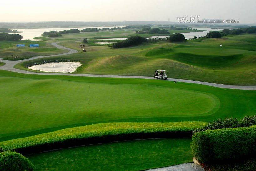 东方人,公园,站,横图,俯视,航拍,室外,白天,旅游,度假,草地,草坪,湖,湖泊,美景,水,植物,道路,路,上海,中国,亚洲,服装,高尔夫,高尔夫球,湖面,景观,水流,水面,球场,小路,交通,许多人,休闲装,黄种人,娱乐,高尔夫球场,草,树,树木,衣服,绿色,天空,自然,交通工具,湖水,天,站着,一群人,享受,休闲,休闲服,景色,放松,服饰,生长,成长,申,高尔夫球杆,国家公园,鸟瞰,自然风光,载具,高尔夫车,绿茵场,东亚,佘山,高尔夫运动,高尔夫球具,松江区,上海市,高尔夫球车,高尔夫观光车,高尔夫用品,中华人民共和国,沪,华东地区,高尔夫球运动,男人,男性,年轻男性,年轻女性,女人,女性,亚洲人,站立,半身,彩图,高角度拍摄,上海佘山国际高尔夫俱乐部,佘山国家森林公园,shzxz1