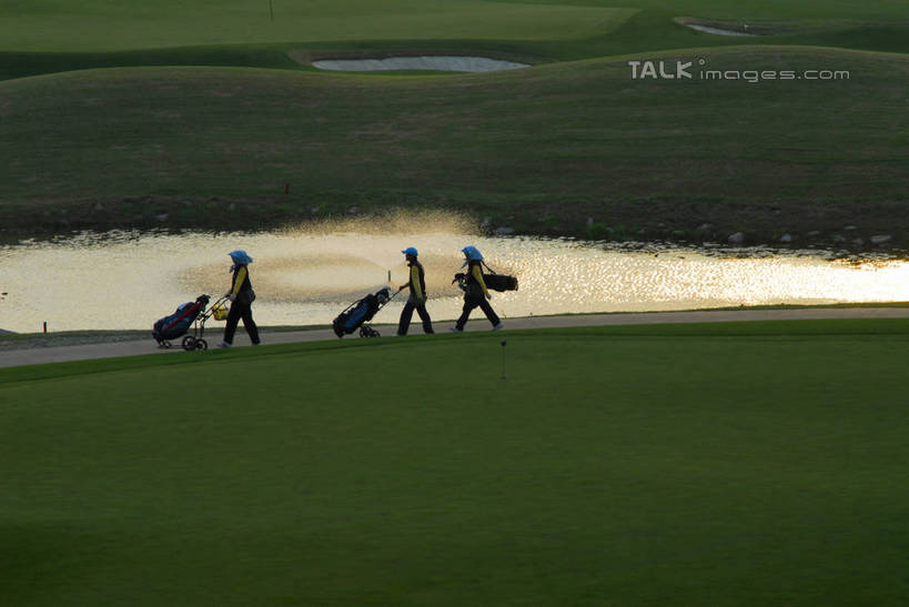 东方人,三个人,公园,走,横图,俯视,航拍,室外,白天,旅游,度假,草地,草坪,湖,湖泊,美景,水,植物,道路,路,上海,中国,亚洲,服装,高尔夫,高尔夫球,湖面,景观,水流,水面,球场,小路,交通,休闲装,黄种人,娱乐,高尔夫球场,草,衣服,绿色,自然,湖水,享受,休闲,休闲服,景色,放松,服饰,申,高尔夫球杆,国家公园,鸟瞰,自然风光,绿茵场,东亚,佘山,高尔夫运动,高尔夫球具,松江区,上海市,高尔夫球杆包,高尔夫拉杆箱,高尔夫拉杆包,中华人民共和国,沪,华东地区,高尔夫球运动,男人,男性,年轻男性,年轻女性,女人,女性,亚洲人,步行,散步,走路,半身,彩图,高角度拍摄,上海佘山国际高尔夫俱乐部,佘山国家森林公园,shzxz1