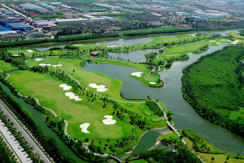 无人,公园,家,横图,俯视,航拍,室外,白天,旅游,度假,草地,草坪,湖,湖泊,美景,水,植物,上海,中国,亚洲,房屋,屋子,湖面,景观,水流,水面,公寓,球场,娱乐,洋房,高尔夫球场,楼房,住宅,草,树,树木,绿色,自然,湖水,享受,休闲,景色,放松,生长,成长,申,国家公园,鸟瞰,自然风光,绿茵场,东亚,佘山,松江区,上海市,中华人民共和国,沪,华东地区,彩图,高角度拍摄,房子,上海佘山国际高尔夫俱乐部,佘山国家森林公园,shzxz1