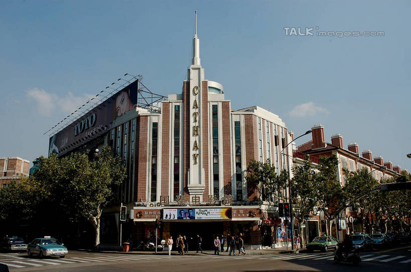 无人,横图,室外,白天,正面,旅游,度假,植物,标志建筑,道路,地标,建筑,路,人行横道,公路,汽车,上海,中国,亚洲,阴影,光线,影子,云,云朵,人行道,交通,云彩,娱乐,建设,车,树,树木,蓝色,绿色,白云,蓝天,天空,阳光,自然,交通工具,轿车,天,享受,休闲,旅游胜地,放松,生长,晴朗,成长,淮海路,申,载具,人行横道线,黄浦区,东亚,淮海中路,国泰电影院,上海市,中华人民共和国,沪,华东地区,晴空,斑马线,马路,彩图,shzxz1