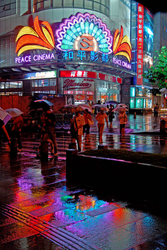 东方人,走,竖图,彩色,室外,夜晚,正面,旅游,度假,标志建筑,地标,建筑,霓虹灯,夜景,上海,中国,亚洲,行人,游客,游人,阴影,服装,光线,伞,影子,雨伞,遮阳伞,灯光,七彩,许多人,休闲装,黄种人,娱乐,光源,阳伞,建设,霓虹,路人,旅客,灯,衣服,一群人,享受,休闲,休闲服,旅游胜地,放松,服饰,申,太阳伞,照明设备,黄浦区,东亚,西藏中路,上海和平影都,上海市,和平影都,中华人民共和国,沪,华东地区,氖灯,过客,男人,男性,年轻男性,年轻女性,女人,女性,亚洲人,步行,散步,走路,半身,彩图,shzxz1