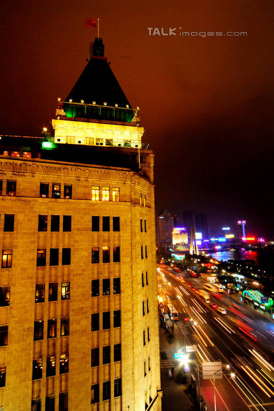 无人,餐厅,竖图,俯视,航拍,彩色,室外,夜晚,长时间曝光,旅游,度假,标志建筑,道路,地标,建筑,路,霓虹灯,夜景,公路,汽车,上海,中国,亚洲,阴影,朦胧,模糊,光线,影子,灯光,七彩,交通,娱乐,光源,建设,霓虹,车,灯,交通工具,轿车,享受,休闲,旅游胜地,放松,南京东路,申,照明设备,鸟瞰,载具,曝光,和平饭店,黄浦区,东亚,上海市,中华人民共和国,沪,华东地区,氖灯,马路,彩图,高角度拍摄,餐馆,饭店,饭馆,shzxz1