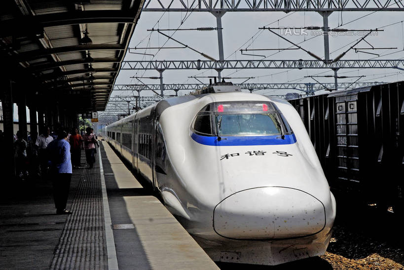 东方人,警察,警卫,站,横图,室外,白天,正面,度假,美景,城市风光,城市,路,铁路,上海,中国,亚洲,阴影,服装,光线,影子,景观,轨道,交通,铁轨,许多人,休闲装,黄种人,娱乐,车,衣服,蓝色,蓝天,天空,阳光,交通工具,天,站着,一群人,享受,休闲,休闲服,景色,放松,运输,服饰,晴朗,和谐号,申,载具,动车,东亚,上海市,万里无云,中华人民共和国,沪,华东地区,男人,男性,年轻男性,年轻女性,女人,女性,亚洲人,保安,警卫员,看守,卫兵,晴空,晴空万里,站立,彩图,全身,和谐号动车组,shzxz1