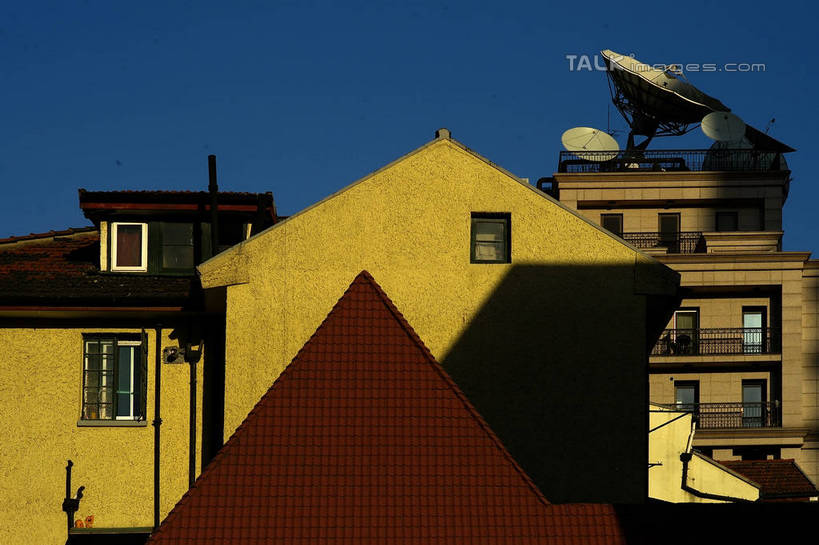 无人,家,横图,室外,白天,仰视,旅游,度假,美景,窗户,城市风光,城市,建筑,上海,中国,亚洲,阴影,光线,瓦片,影子,房屋,墙,屋顶,屋子,景观,公寓,顶棚,瓦,娱乐,建设,洋房,楼房,玻璃窗,墙壁,墙面,住宅,蓝色,蓝天,天空,阳光,天,享受,休闲,景色,放松,建造,晴朗,申,东亚,屋瓦,徐汇区,上海市,衡山路,万里无云,中华人民共和国,沪,华东地区,晴空,晴空万里,彩图,低角度拍摄,房子,shzxz1