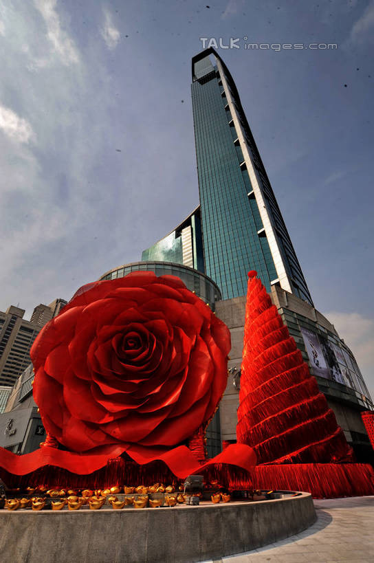 无人,高楼大厦,商店,竖图,室外,白天,仰视,爱情,购物,度假,幸福,纯洁,热情,消费,美景,城市风光,标志建筑,超市,城市,大厦,地标,建筑,摩天大楼,商场,玫瑰,雕塑,上海,中国,亚洲,阴影,艺术,装饰,盛开,光线,雕刻,雕像,影子,景观,云,云朵,玫瑰花,浪漫,花蕾,云彩,娱乐,建设,花,花瓣,花朵,鲜花,南京西路,红色,蓝色,白云,蓝天,天空,阳光,工艺品,天,花苞,花蕊,享受,休闲,温暖,温馨,景色,恩爱,放松,金融,百货,红玫瑰,晴朗,纪念,恒隆广场,美术,申,和睦,主题,感动,陈列,选购,贸易,百货公司,东亚,静安区,上海市,中华人民共和国,沪,华东地区,功能,美学,血拼,尊敬,天真,刺玫花,徘徊花,晴空,彩图,低角度拍摄,大楼,高层建筑,高楼,购物商场,购物中心,摩天楼,商业中心,融洽,shzxz1