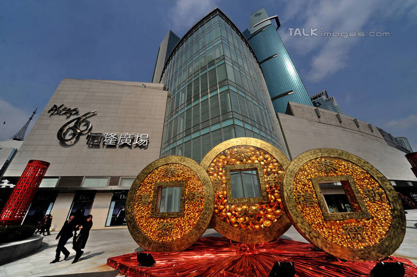 东方人,两个人,高楼大厦,商店,走,横图,室外,白天,仰视,购物,度假,钱,消费,美景,城市风光,标志建筑,超市,城市,大厦,地标,建筑,摩天大楼,商场,雕塑,上海,中国,亚洲,阴影,服装,艺术,装饰,光线,标志,雕刻,雕像,钱币,文字,影子,字符,景观,云,云朵,云彩,休闲装,黄种人,娱乐,标识,建设,石雕,南京西路,衣服,蓝色,白云,蓝天,天空,阳光,工艺品,天,享受,休闲,休闲服,汉字,景色,放松,金融,百货,服饰,经济,晴朗,纪念,恒隆广场,美术,申,中文,主题,流通,陈列,选购,贸易,百货公司,东亚,静安区,上海市,中华人民共和国,沪,华东地区,功能,美学,血拼,国文,华文,货币,现金,硬币,男人,男性,年轻男性,年轻女性,女人,女性,亚洲人,晴空,步行,散步,走路,彩图,低角度拍摄,全身,大楼,高层建筑,高楼,购物商场,购物中心,摩天楼,商业中心,shzxz1