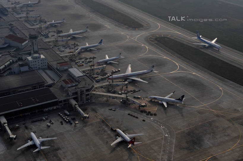 无人,机场,横图,俯视,航拍,室外,白天,度假,美景,植物,城市风光,城市,飞机,飞机场,上海,中国,亚洲,景观,交通,娱乐,航空,树,树木,绿色,自然,航站楼,交通工具,享受,休闲,景色,放松,运输,生长,成长,虹桥机场,申,客机,鸟瞰,载具,候机楼,东亚,长宁区,上海市,中华人民共和国,沪,华东地区,虹桥路,上海虹桥国际机场,旅客航站楼,航空站,空港,彩图,高角度拍摄,shzxz1