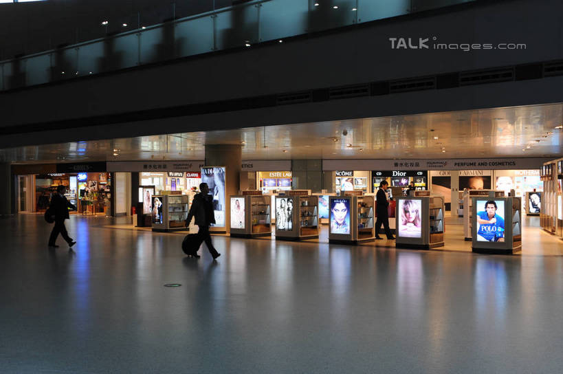 东方人,商店,走,横图,室内,白天,正面,购物,度假,消费,美景,城市风光,超市,城市,商场,上海,中国,亚洲,阴影,服装,光线,信息,影子,景观,灯光,许多人,休闲装,黄种人,娱乐,海报,广告,衣服,一群人,享受,休闲,休闲服,景色,放松,金融,百货,服饰,灯箱,虹桥机场,申,传播,消息,宣传,选购,贸易,百货公司,东亚,长宁区,上海市,中华人民共和国,沪,华东地区,虹桥路,血拼,上海虹桥国际机场,男人,男性,年轻男性,年轻女性,女人,女性,亚洲人,步行,散步,走路,彩图,全身,购物商场,购物中心,商业中心,灯箱广告,灯箱海报,夜明宣传画,招贴,shzxz1