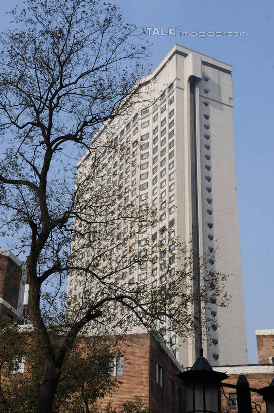 无人,餐厅,高楼大厦,竖图,室外,白天,仰视,度假,美景,植物,城市风光,标志建筑,城市,大厦,地标,建筑,摩天大楼,上海,中国,亚洲,阴影,光线,影子,景观,娱乐,建设,树,树木,蓝色,绿色,蓝天,天空,阳光,自然,天,享受,休闲,景色,放松,生长,晴朗,成长,申,黄浦区,东亚,上海市,花园饭店,万里无云,中华人民共和国,沪,华东地区,晴空,晴空万里,彩图,低角度拍摄,餐馆,大楼,饭店,饭馆,高层建筑,高楼,摩天楼,茂名南路,上海花园饭店,shzxz1