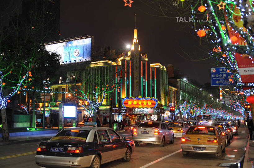 无人,商店,横图,室外,夜晚,正面,购物,旅游,度假,消费,植物,标志建筑,超市,道路,地标,电影院,建筑,剧院,路,商场,夜景,公路,汽车,照明,上海,中国,亚洲,阴影,光线,彩灯,影子,灯光,分界线,停车线,交通,娱乐,建设,车,灯,树,树木,绿色,自然,灯具,交通工具,轿车,享受,休闲,旅游胜地,放松,金融,百货,花灯,生长,成长,车行道,车行道分界线,淮海路,照亮,申,照明设备,载具,标线,选购,贸易,百货公司,黄浦区,东亚,车行线,淮海中路,国泰电影院,上海市,中华人民共和国,沪,华东地区,血拼,马路,彩图,购物商场,购物中心,剧场,商业中心,影院,shzxz1