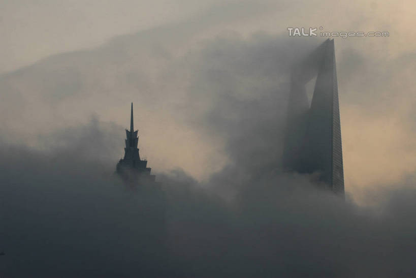 无人,高楼大厦,横图,室外,白天,仰视,度假,美景,雾,城市风光,标志建筑,城市,大厦,地标,建筑,摩天大楼,上海,中国,亚洲,朦胧,模糊,景观,阴天,娱乐,建设,金茂大厦,浦东,享受,休闲,景色,放松,环球金融中心,申,迷雾,柏悦酒店,金融中心,陆家嘴,陆家嘴金融贸易区,浦东新区,上海环球金融中心,东亚,上海市,中华人民共和国,沪,华东地区,金茂大楼,环球金融中心大厦,大雾,彩图,低角度拍摄,大楼,高层建筑,高楼,摩天楼,shzxz1