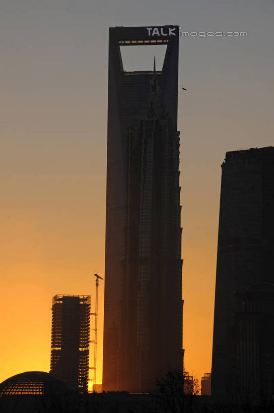 无人,高楼大厦,竖图,室外,白天,仰视,度假,美景,日落,城市风光,标志建筑,城市,大厦,地标,建筑,摩天大楼,上海,中国,亚洲,景观,晚霞,霞光,落日,娱乐,建设,金茂大厦,浦东,黄昏,享受,休闲,景色,彩霞,放松,环球金融中心,申,柏悦酒店,金融中心,陆家嘴,陆家嘴金融贸易区,浦东新区,上海环球金融中心,东亚,上海市,中华人民共和国,沪,华东地区,夕照,薄暮,金茂大楼,环球金融中心大厦,夕阳,彩图,低角度拍摄,傍晚,大楼,高层建筑,高楼,摩天楼,斜阳,shzxz1