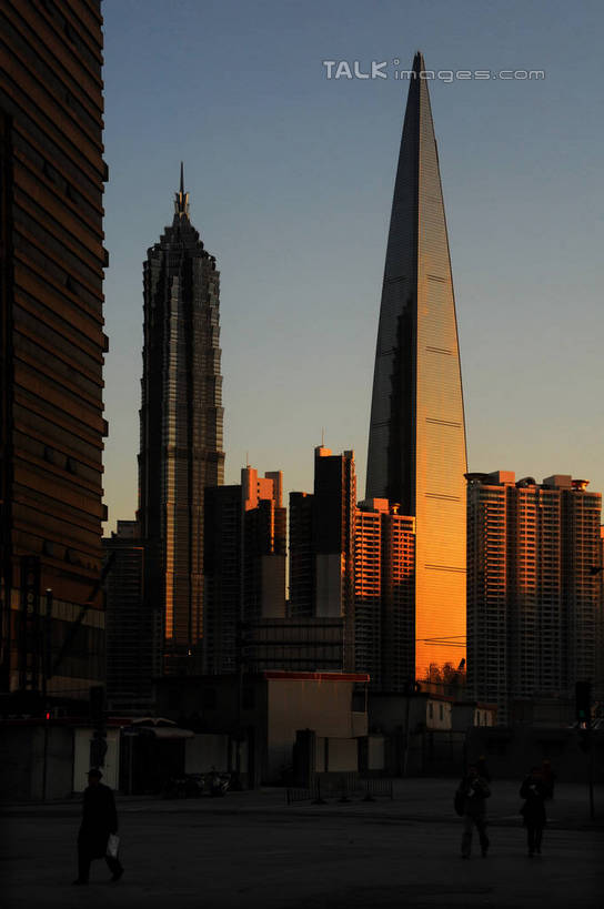 无人,高楼大厦,竖图,室外,白天,仰视,度假,美景,城市风光,标志建筑,城市,大厦,地标,建筑,摩天大楼,上海,中国,亚洲,阴影,光线,影子,景观,娱乐,建设,金茂大厦,浦东,蓝色,蓝天,天空,阳光,天,享受,休闲,景色,放松,环球金融中心,晴朗,申,柏悦酒店,金融中心,陆家嘴,陆家嘴金融贸易区,浦东新区,上海环球金融中心,东亚,上海市,万里无云,中华人民共和国,沪,华东地区,金茂大楼,环球金融中心大厦,晴空,晴空万里,彩图,低角度拍摄,大楼,高层建筑,高楼,摩天楼,shzxz1