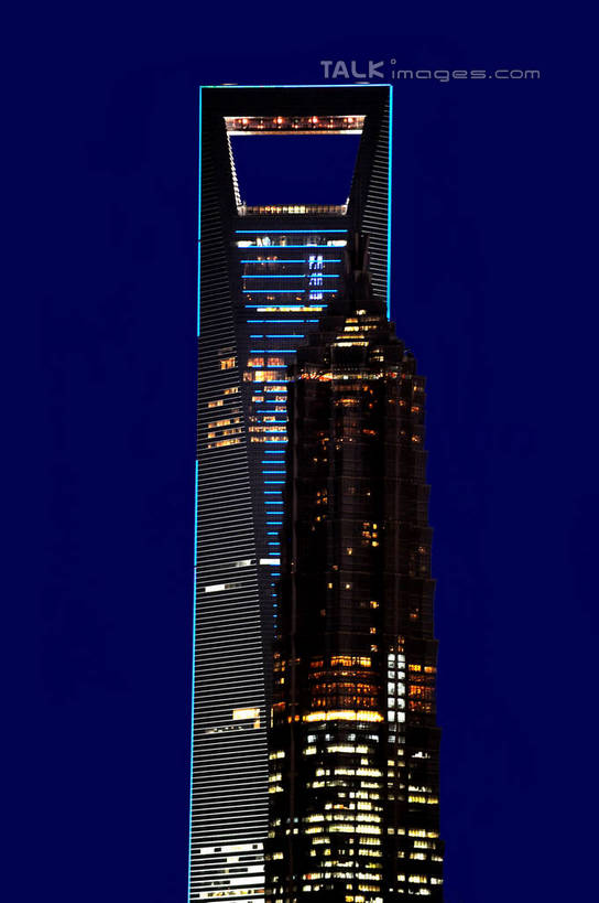 无人,高楼大厦,竖图,室外,夜晚,仰视,度假,美景,城市风光,标志建筑,城市,大厦,地标,建筑,摩天大楼,夜景,上海,中国,亚洲,阴影,光线,影子,景观,灯光,娱乐,建设,金茂大厦,浦东,蓝色,蓝天,天空,天,享受,休闲,景色,放松,环球金融中心,申,柏悦酒店,金融中心,陆家嘴,陆家嘴金融贸易区,浦东新区,上海环球金融中心,东亚,上海市,中华人民共和国,沪,华东地区,金茂大楼,环球金融中心大厦,彩图,低角度拍摄,大楼,高层建筑,高楼,摩天楼,shzxz1